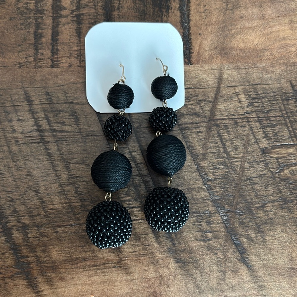 💥3 for $12💥 black dangle earrings